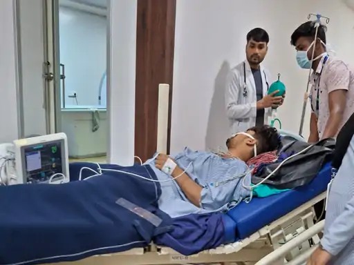 MG Hector शोरूम में हादसा: युवक लिफ्ट से गिरा, हालत नाजुक