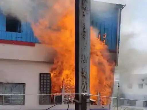 बिलासपुर में सिलेंडर ब्लास्ट से भीषण आग, 3 लोग झुलसे, लाखों का नुकसान