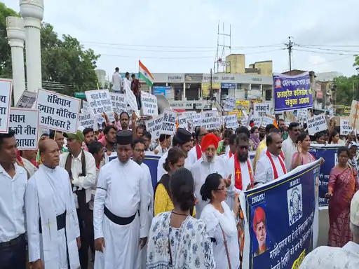 रायपुर में संयुक्त ईसाई समाज का प्रदर्शन: चर्च पर हमले और फर्जी धर्मांतरण मामलों को लेकर विरोध