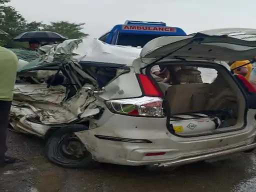 “राजनांदगांव में कार-ट्रक भिड़ंत में 6 युवकों की मौत, ओडिशा धार्मिक यात्रा पर जा रहे थे”