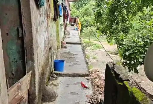 रायगढ़ में अंबेडकर आवास की जर्जर दीवार गिरी, बच्ची की जान बची