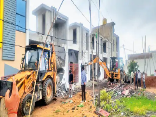 अवैध निर्माण पर निगम की बड़ी कार्रवाई: बसंत विहार कालोनी में 6 रो-हाउस ढहाए