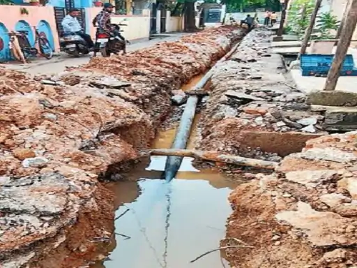अमलीडीह में सड़क खुदाई से जनता परेशान, नालियां जाम, बारिश में हाल बेहाल