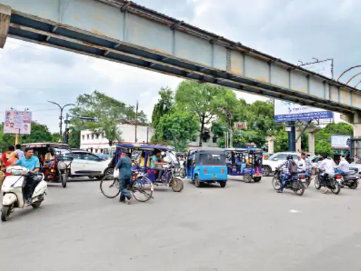 मेकाहारा चौक पर अव्यवस्था: रोजाना दोपहर को बंद हो जाते हैं ट्रैफिक सिग्नल