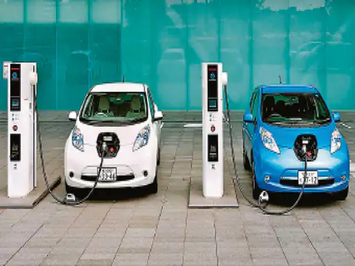 ई-वाहन तेजी से बढ़े, लेकिन चार्जिंग स्टेशनों की भारी कमी
