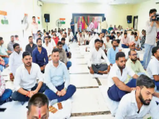 वाइट टी-शर्ट मूवमेंट: युवाओं को मिली आंदोलन की दिशा