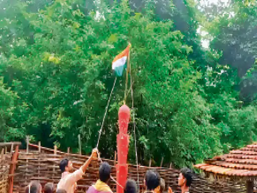कांकेर में नक्सलियों ने की छात्र की हत्या, स्मारक पर फहराया था तिरंगा