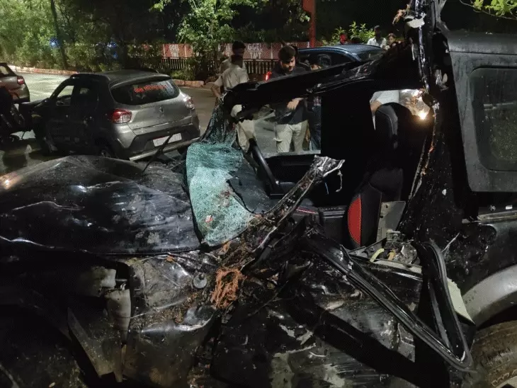 रायपुर: वीआईपी रोड पर तेज रफ्तार थार हादसे का शिकार, 2 युवक गंभीर घायल