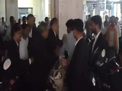रायपुर कोर्ट में वकील को धमकाने पर पिटाई, वीडियो वायरल