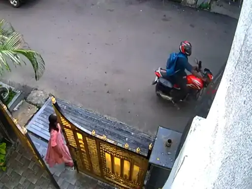 रायपुर में युवती के साथ बाइक सवार द्वारा छेड़छाड़ का मामला सामने आया, CCTV में हुआ रिकॉर्ड