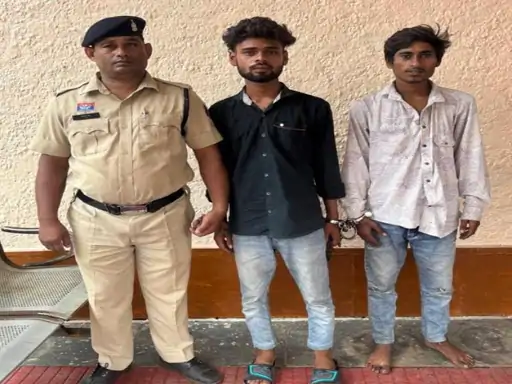 रायपुर में बाइक सवारों ने युवक का मोबाइल छीना:फैक्ट्री से घर लौट रहा था, दो आरोपियों को पुलिस ने किया गिरफ्तार