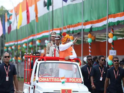 “छत्तीसगढ़ में आजादी का जश्न: रायपुर में कमिश्नर प्रणाली का ऐलान, कवर्धा में बच्चों में मारपीट, मस्जिदों में पहली बार ध्वजारोहण”