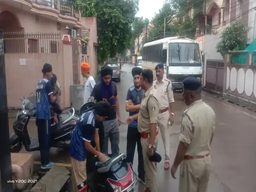 रायपुर में पुलिस की बड़ी कार्रवाई, 100 जवानों ने की डोर-टू-डोर चेकिंग