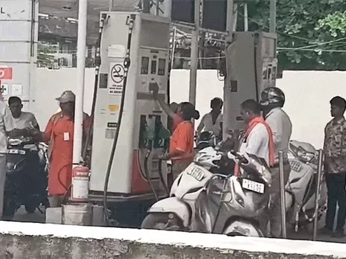 रायपुर में हेलमेट नियम की अनदेखी: पेट्रोलियम डीलर एसोसिएशन का फैसला पहले दिन ही बेअसर