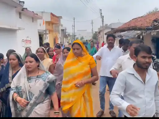 खरोरा में महिलाओं का आक्रोश: अवैध शराब बिक्री के खिलाफ निकाली रैली, पुलिस कार्रवाई पर उठाए सवाल